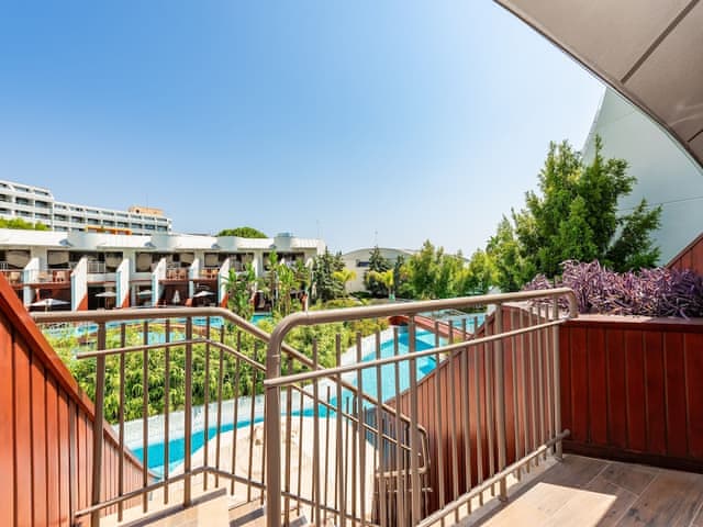 Lake Family Room, Pool Access