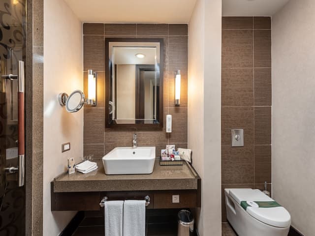 Lake Family Room, Pool Access