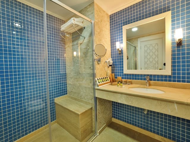 Club Family Suit Forest View