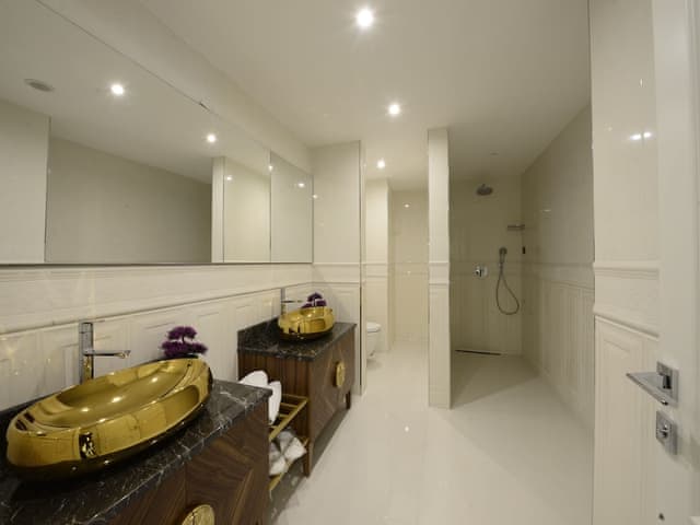 Royal Suite, 1 Queen Bed with Sofa bed, Jetted Tub