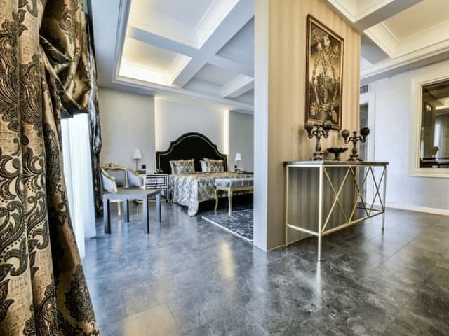 Royal Suite, 1 Queen Bed with Sofa bed, Jetted Tub