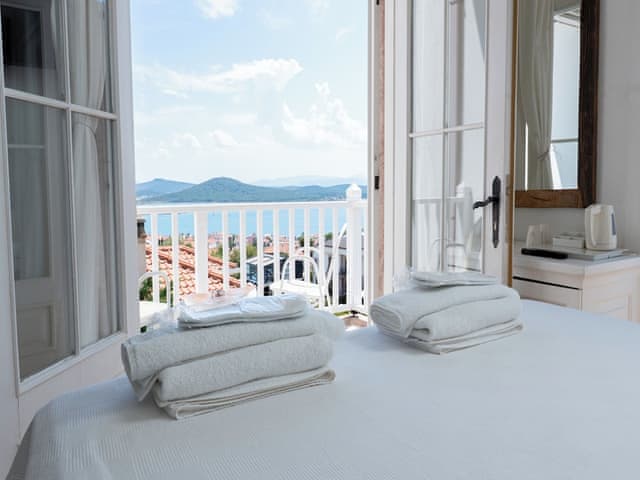 Cift Kislilik Deniz Manzarali Oda