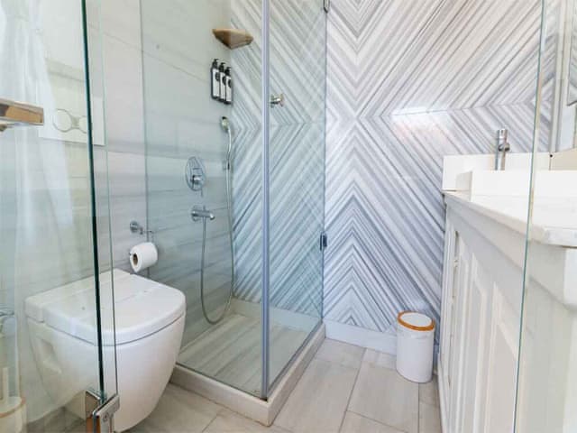 Dort Kisilik Deniz Manzarali Oda