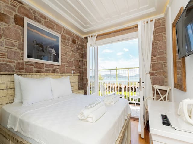 Cift Kislilik Bahce Manzarali