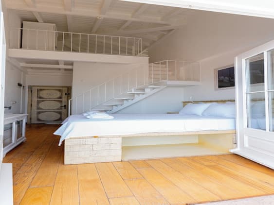 Dort Kisilik Deniz Manzarali Oda