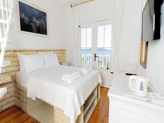 Dort Kisilik Deniz Manzarali Oda