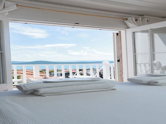 Cift Kislilik Deniz Manzarali Oda