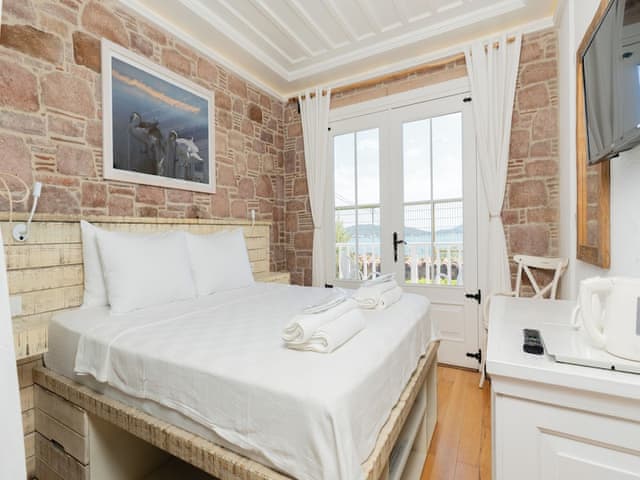 Cift Kislilik Bahce Manzarali