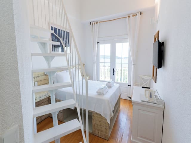 Dort Kisilik Deniz Manzarali Oda