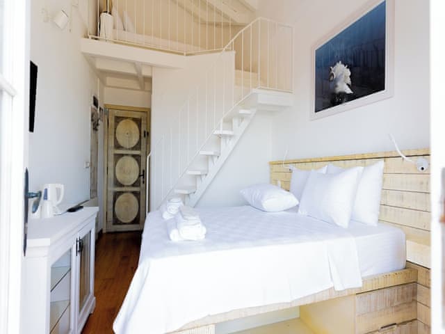 Uc Kislilik Deniz Manzarali Oda