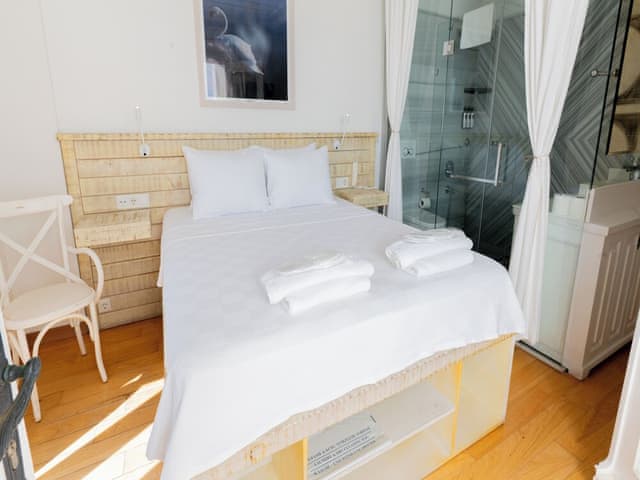 Cift Kislilik Deniz Manzarali Oda