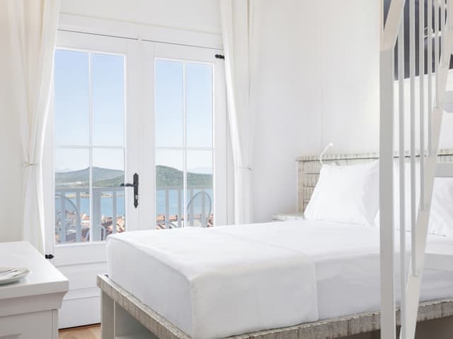 Uc Kislilik Deniz Manzarali Oda