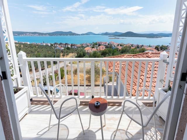 Dort Kisilik Deniz Manzarali Oda