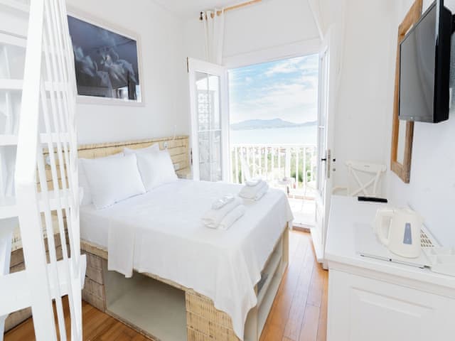 Dort Kisilik Deniz Manzarali Oda