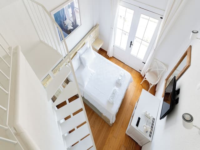 Uc Kislilik Deniz Manzarali Oda