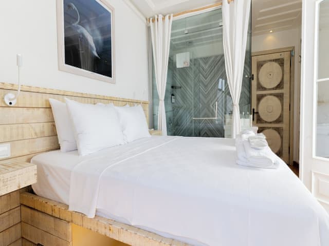 Cift Kislilik Deniz Manzarali Oda