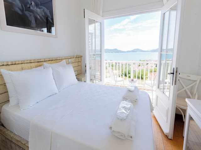 Dort Kisilik Deniz Manzarali Oda