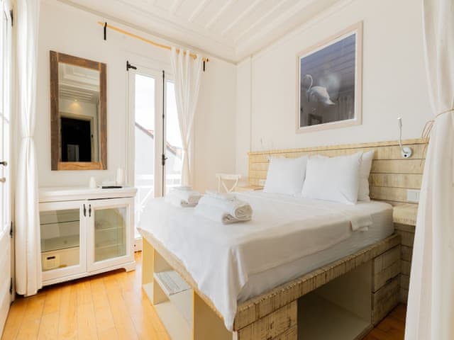 Cift Kislilik Deniz Manzarali Oda