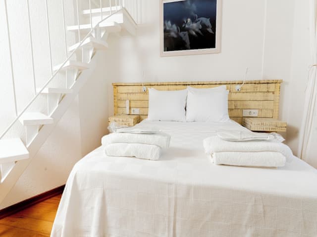 Dort Kisilik Deniz Manzarali Oda