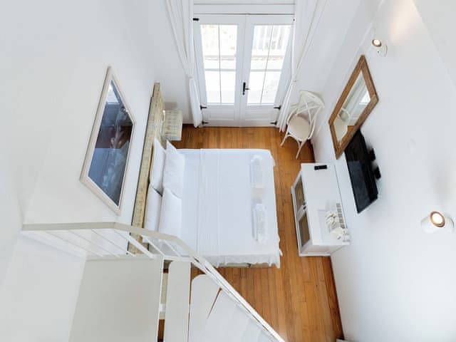 Dort Kisilik Deniz Manzarali Oda