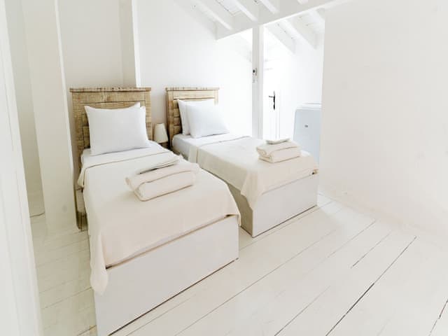 Dort Kisilik Deniz Manzarali Oda