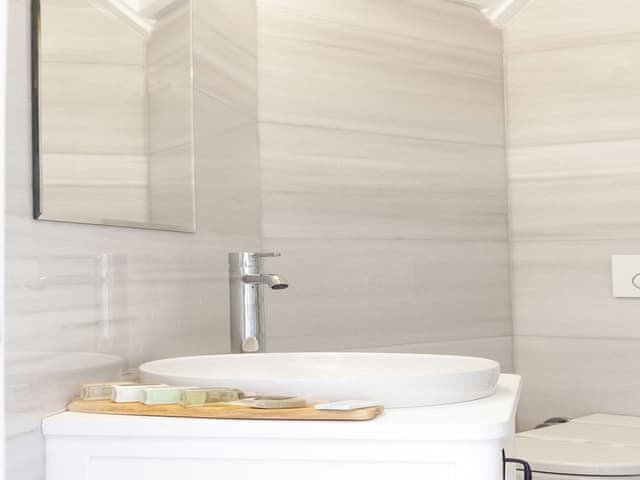 Uc Kislilik Deniz Manzarali Oda