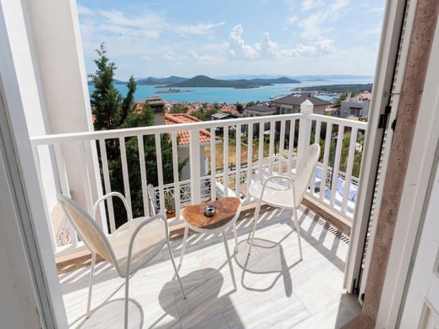 Cift Kislilik Deniz Manzarali Oda