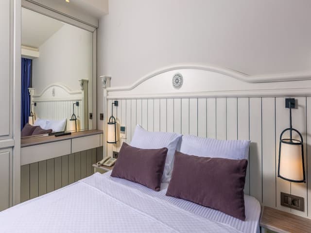 Double Room, 1 Double Bed, Partial Sea View