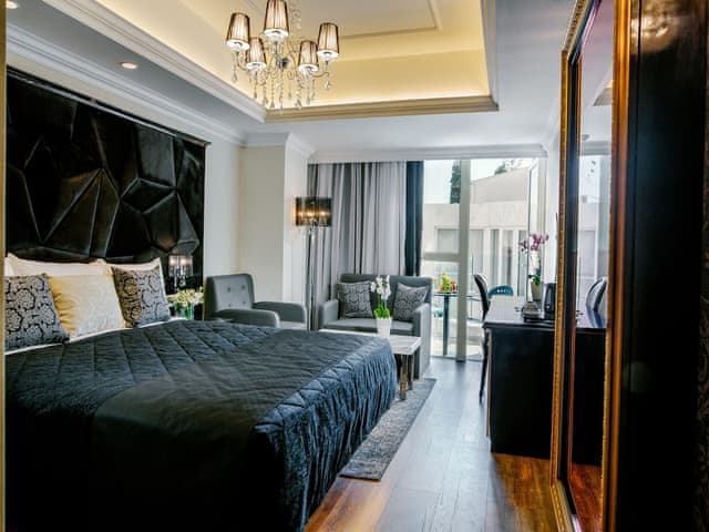 Deluxe Suite, Jetted Tub, City View