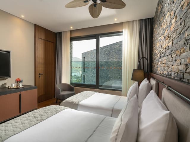 Family Corner Suite Partial Sea View