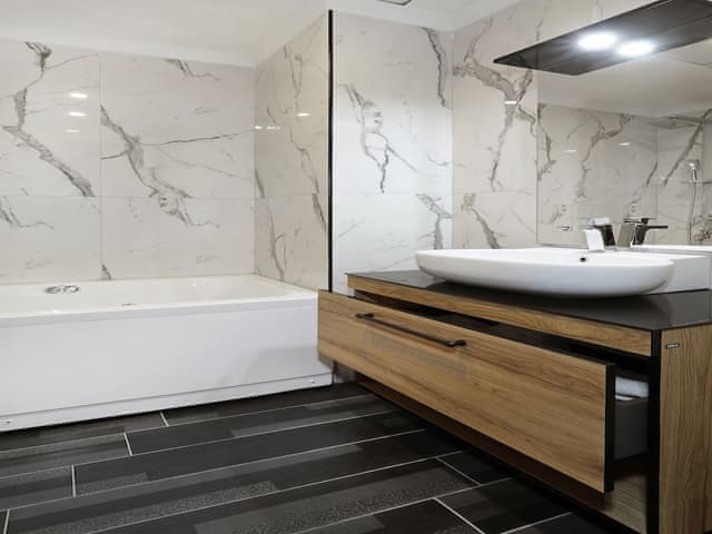 Deluxe Room, Jetted Tub