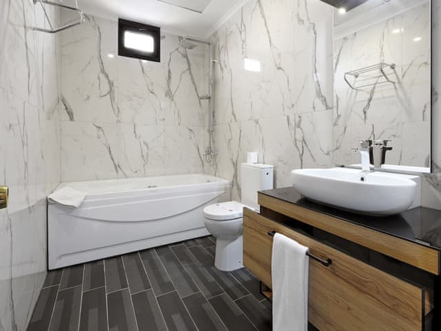 Deluxe Room, Jetted Tub