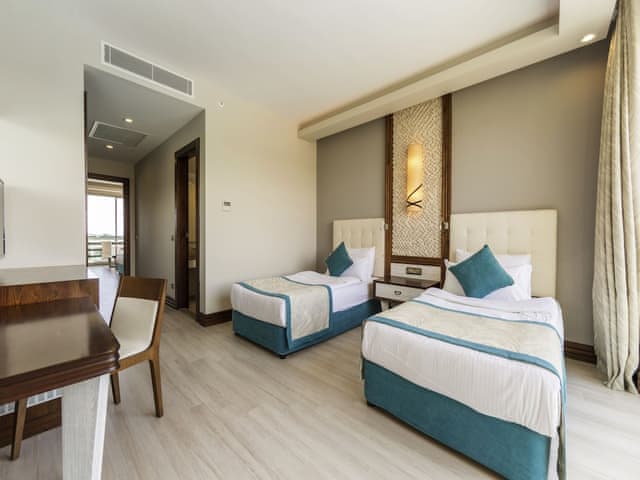 Standard Room, Multiple Beds (Lagoon)