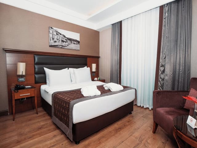 Junior Suite, City View, Corner