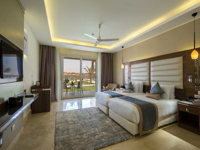 Havuz Manzaralı Delüks Oda