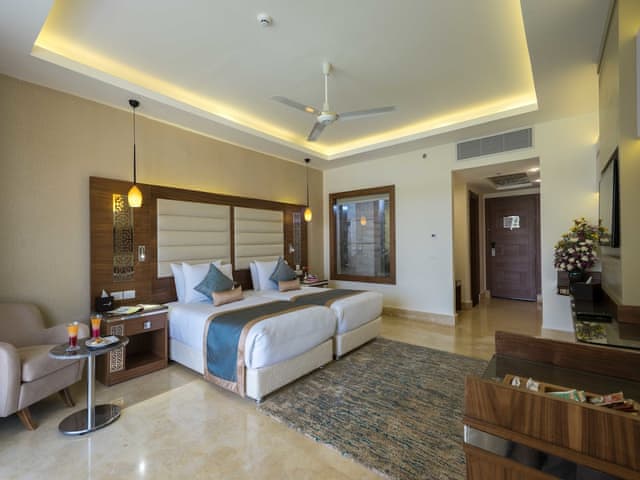 Havuz Manzaralı Delüks Oda