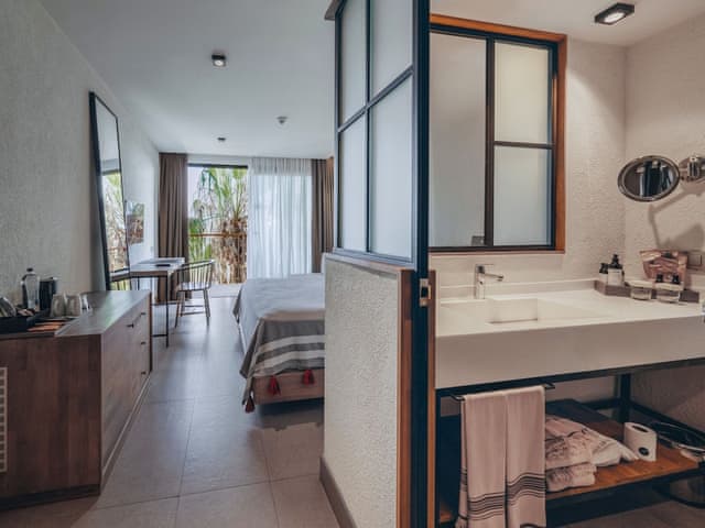 Comfort Room, Garden View