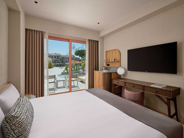 Premium Suite, Pool Access