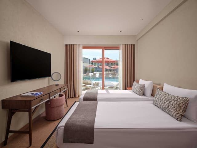 Premium Suite, Pool Access