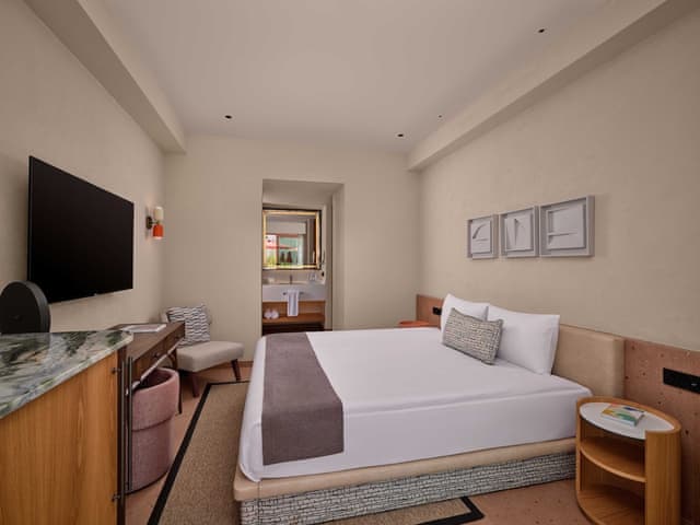 Premium Suite, Pool Access