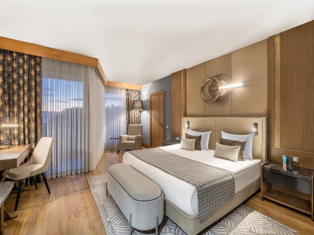 Senior Suite, Sea Side