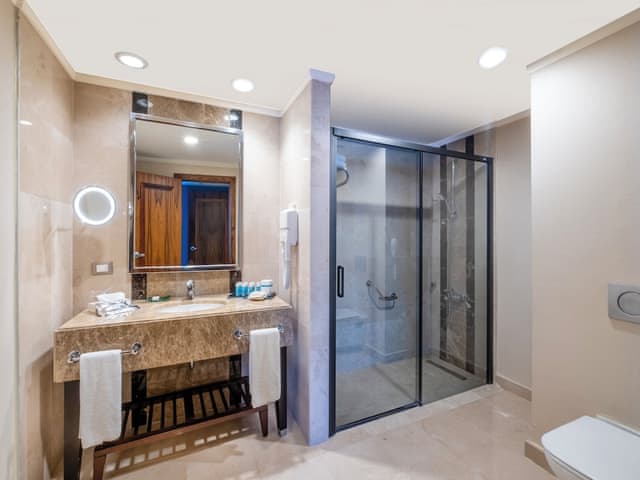 Senior Suite Land View