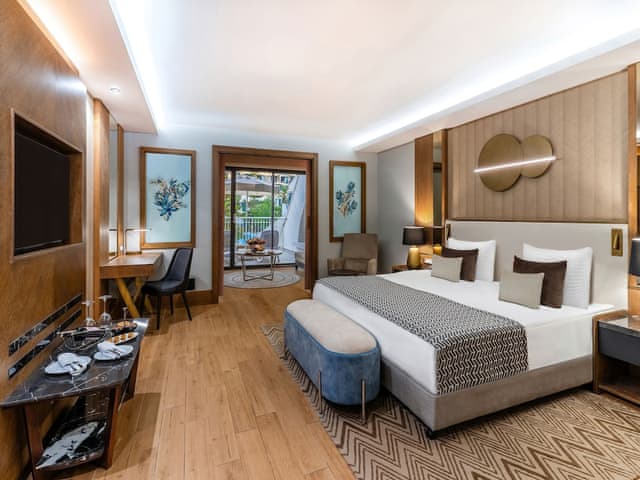 Deluxe Superior Pool Access