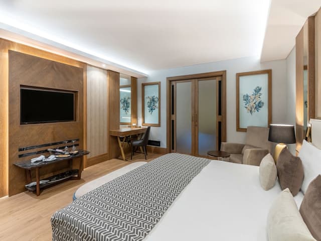 Deluxe Superior Pool Access