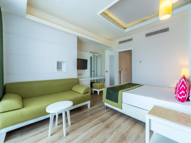 Orange Family Room - 2 Bedroom