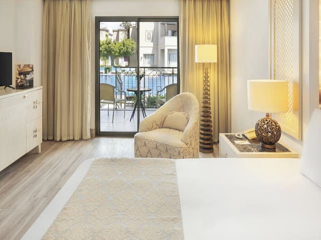 Swim-Up Suite