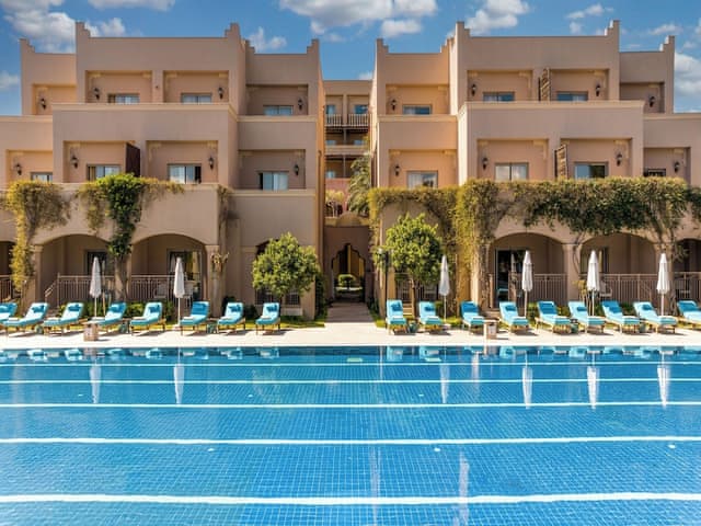 Swim-Up Suite