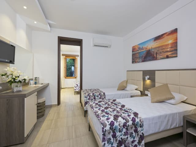 Club Family Bungalow Room