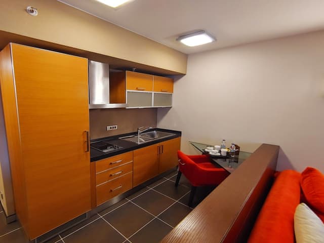 Executive Senior Suite with Kitchenette & Lounge Access