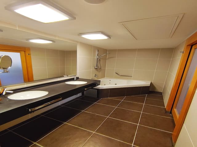 Executive Senior Suite with Kitchenette & Lounge Access